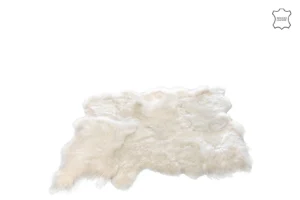 Het Vloerkleed Schaap Wit Klein, een zacht en donzig wit schapenvachtdeken, wordt weergegeven op een witte achtergrond. In de rechterbovenhoek staat een klein pictogram in de vorm van leer met de tekst "GENUINE LEATHER".