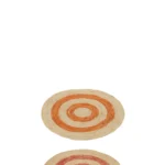 De Vloerkleed Rond Cirkels Maïsschil Oranje/Rood Klein set bestaat uit twee kleine ronde geweven matten, elk met natuurlijke tinten en gekleurde concentrische ringen - de ene met oranje ringen, de andere met rood - afgebeeld op een witte achtergrond.