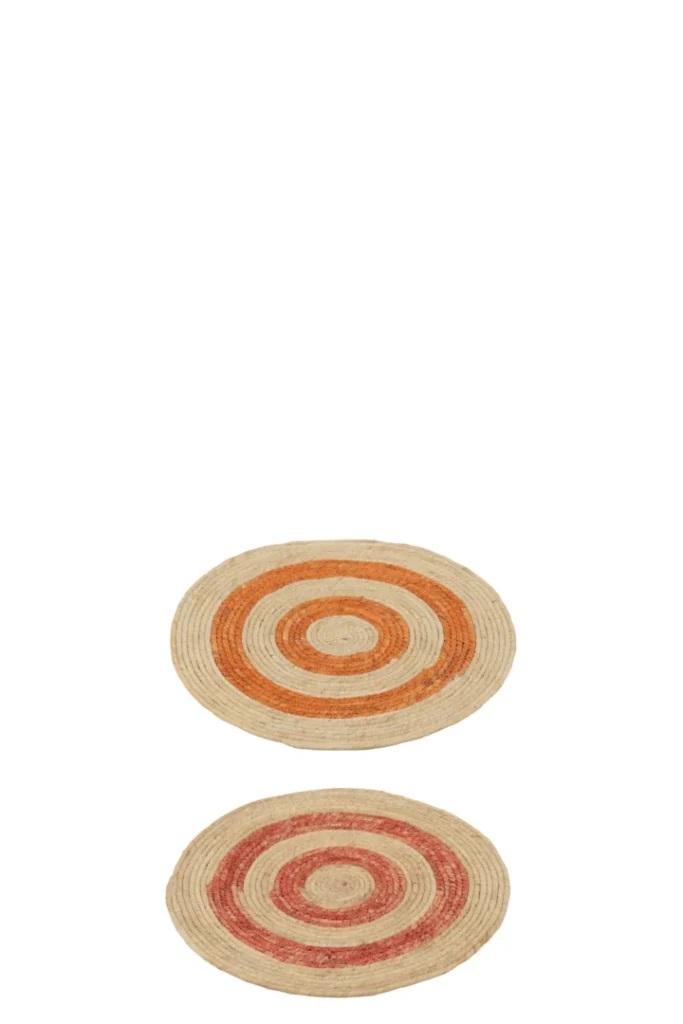 De Vloerkleed Rond Cirkels Maïsschil Oranje/Rood Klein set bestaat uit twee kleine ronde geweven matten, elk met natuurlijke tinten en gekleurde concentrische ringen - de ene met oranje ringen, de andere met rood - afgebeeld op een witte achtergrond.