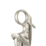 De Vloerkleed Clip Deco Zwart/Zilver is afgebeeld op een witte achtergrond. Deze zilver met zwarte clip heeft een grote ronde opening aan de bovenkant en een scharnierend nokmechanisme aan de onderkant, ontworpen voor het grijpen van touw tijdens het klimmen.