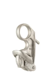 De Vloerkleed Clip Deco Zwart/Zilver is afgebeeld op een witte achtergrond. Deze zilver met zwarte clip heeft een grote ronde opening aan de bovenkant en een scharnierend nokmechanisme aan de onderkant, ontworpen voor het grijpen van touw tijdens het klimmen.