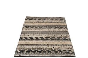 Vloerkleed Monochroom Katoen Zwart/Wit Groot is een rechthoekig vloerkleed met afwisselend zwarte en witte patronen met geometrische vormen, zigzagpatronen en verhoogde getufte delen op een witte achtergrond.