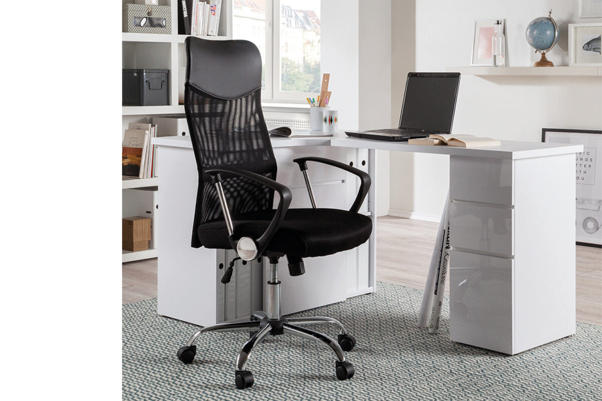 In een modern kantoor aan huis zit de Bureaustoel 'Max' Mesh Zwart aan een wit bureau met een laptop, een open boek en een kopje. Planken met boeken en decor staan op de achtergrond op een lichtgekleurd tapijt.