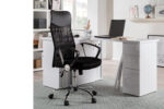 In een modern kantoor aan huis zit de Bureaustoel 'Max' Mesh Zwart aan een wit bureau met een laptop, een open boek en een kopje. Planken met boeken en decor staan op de achtergrond op een lichtgekleurd tapijt.