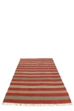 De Vloerkleed Strepen + Franjes Jute Mix is een rechthoekig vloerkleed met horizontale rode en beige strepen met franjes aan de korte zijden, tegen een witte achtergrond.