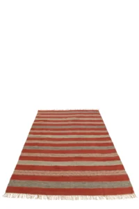 De Vloerkleed Strepen + Franjes Jute Mix is een rechthoekig vloerkleed met horizontale rode en beige strepen met franjes aan de korte zijden, tegen een witte achtergrond.