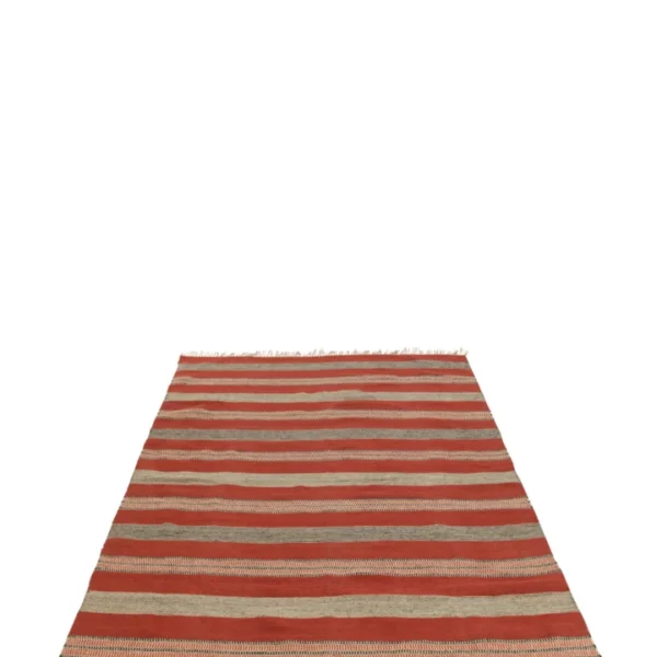 De Vloerkleed Strepen + Franjes Jute Mix is een rechthoekig vloerkleed met horizontale rode en beige strepen met franjes aan de korte zijden, tegen een witte achtergrond.