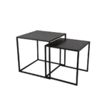 De Mirrors and More Bijzettafel JUDY bestaat uit twee strakke, zwarte nesttafels met vierkante bladen en slanke metalen frames. De set bestaat uit een grotere, hogere tafel met een kleinere tafel die er netjes onder kan worden geschoven.