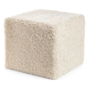 De Poef Schapenvacht Krullend Korte Wol M06 is een beige, kubusvormige voetenbank bekleed met zachte, gestructureerde fleece-achtige stof en afgebeeld op een effen witte achtergrond.