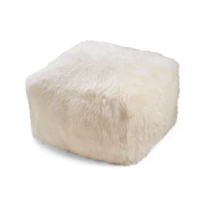 De Poef Schapenvacht Lange Wol L03 is een vierkante voetenbank met een zachte, pluizige bekleding van wit imitatiebont tegen een effen witte achtergrond.