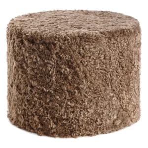 De Poef Schapenvacht Krullend Korte Wol M10 is een ronde voetenbank met zachte, krullende bruine bekleding van imitatiebont tegen een witte achtergrond.
