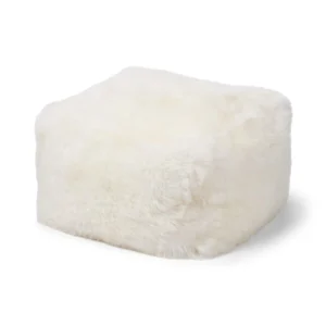De Poef Schapenvacht Lange Wol L05 is een witte, pluizige vierkante poef met een zachte, bontachtige textuur tegen een effen witte achtergrond.
