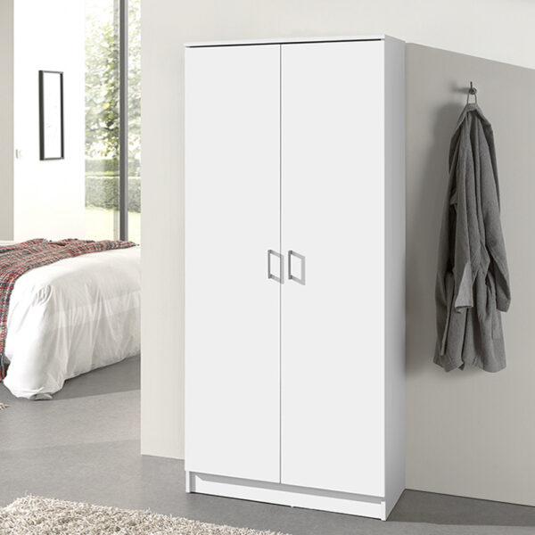 Een moderne slaapkamer met de Opbergkast 'Ray' 2 deuren en 4 legplanken Wit (1c) tegen de muur, een grijze badjas aan een haak in de buurt en een bed met een geruite deken bij het raam.