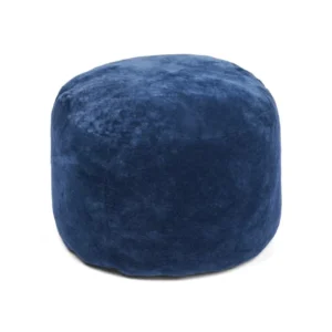 De Ronde Moccasin Poef 55x46cm V4 is een ronde, pluchen poef met een zachte fluwelen textuur in donkerblauw, afgebeeld tegen een witte achtergrond.