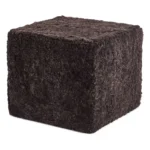 De Poef Schapenvacht Krullend Korte Wol M13 is een donkerbruine, kubusvormige voetenbank met een donzig, zacht oppervlak tegen een effen witte achtergrond.
