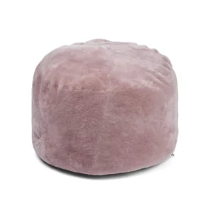 De Ronde Moccasin Poef 55x46cm V8 is een ronde poef met pluche, stoffige roze stoffen bekleding, afgebeeld tegen een witte achtergrond.