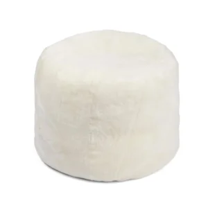 De Ronde Moccasin Poef 55x46cm V1 is een ronde, pluchen poef in zachte witte stof, afgebeeld tegen een effen witte achtergrond.