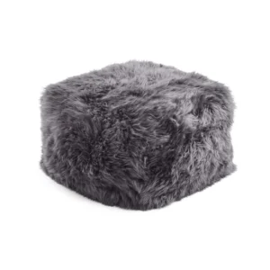 De Poef Schapenvacht Lange Wol L02 is een vierkante poef bekleed met zacht, donzig grijs imitatiebont op een witte achtergrond.