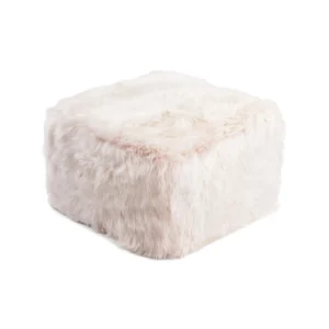 De Poef Schapenvacht Lange Wol L07 is een vierkante, lichtroze voetenbank van imitatiebont met een zachte, donzige textuur, afgebeeld op een witte achtergrond.