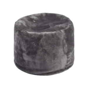De Ronde Moccasin Poef 55x46cm V10 is een ronde, grijze poef van pluche met een zachte fluweelachtige textuur en een glad oppervlak, afgebeeld tegen een effen witte achtergrond.