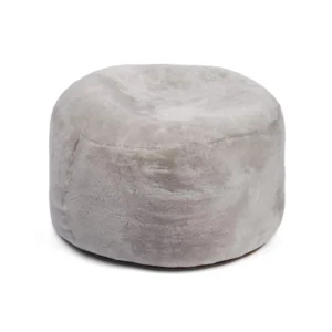 De Ronde Moccasin Poef 55x46cm V2 is een ronde, lichtgrijze pluche poef met een zachte, donzige textuur, afgebeeld op een effen witte achtergrond.
