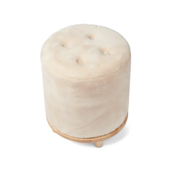 De Simon Kruk Moccasin A is een ronde, beige poef met een getufte bovenkant, houten basis en korte houten poten, afgebeeld op een witte achtergrond.
