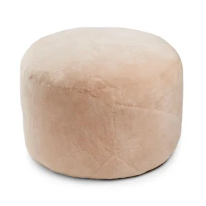 De Ronde Moccasin Poef 55x36cm V14 is een ronde, beige voetenbank met een pluche, fluweelachtige textuur tegen een witte achtergrond.