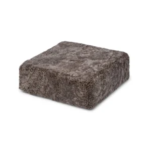 De Poef Schapenvacht Krullend Korte Wol M01 is een vierkant kussen met een zachte, gestructureerde hoes van donkergrijze shaggy stof tegen een witte achtergrond.