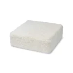 De Poef Schapenvacht Krullend Korte Wol M03 is een zacht, vierkant wit kussen met een donzig, gestructureerd oppervlak op een effen witte achtergrond.