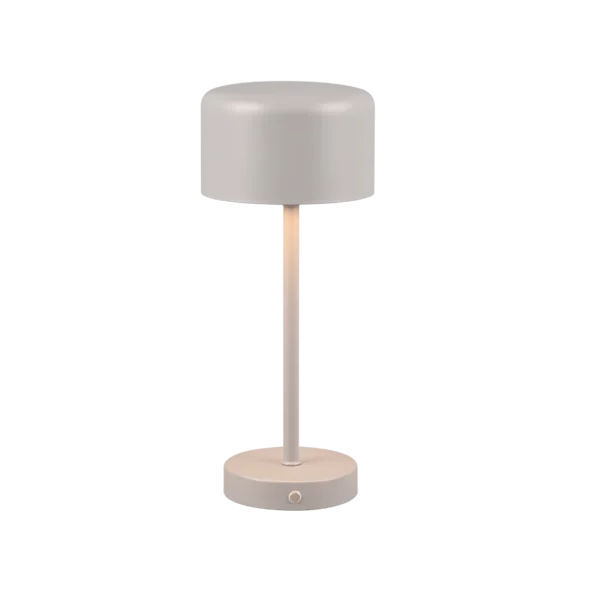 De REALITY Tafellamp JEFF heeft een modern, minimalistisch ontwerp met een cilindrische voet, slanke verticale steel en koepelvormige kap in een zachte, neutrale kleur. Ingeschakeld werpt hij subtiel neerwaarts licht.