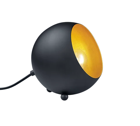De REALITY Tafellamp BILLY is een moderne, bolvormige zwarte bureaulamp met een fel oranje binnenkant, zichtbare lamp, opwaartse hoek en zwart netsnoer.