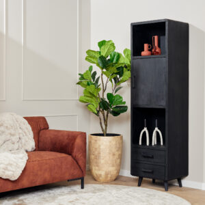 Een moderne woonkamerhoek met een roestkleurige bank, een beige deken, een hoge vijgenplant in pot en de Boekenkast Omaha Black | 55 cm kast met minimalistische keramieken vazen.