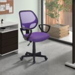 Een modern kantoor met de Bureaustoel 'Hippa' Mesh Paars (1c) draaistoel op wieltjes voor een wit bureau met computer, laden, kurkplaat en planken. Een groot raam onthult een boom in potten buiten.