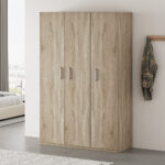 In een minimale, opgeruimde slaapkamer staat de Opbergkast 'Mike' 120 cm 3 deuren Sonoma (3c), een moderne houten kledingkast met drie deuren. Aan een wandhaak hangen een geruit overhemd en een hoed, terwijl op de achtergrond een bed zichtbaar is.