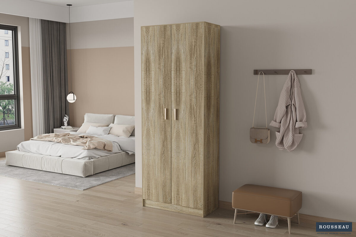 Een moderne slaapkamer met een laag bed, SALE - Opbergkast 'Space' 2 deuren en 5 legplanken Sonoma (1c) houten kledingkast, wandhaken met jas en tas, een bank, groot raam met gordijnen, lichte houten vloeren en neutrale muren.