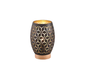De REALITY Tafellamp BIDAR is een cilindervormige zwarte lamp met een geometrisch uitgesneden patroon, met een warme gouden binnenkant die gloeit wanneer hij brandt, en staat op een stijlvolle houten voet.