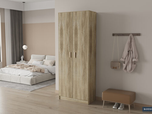 Een moderne slaapkamer met een laag bed, SALE - Opbergkast 'Space' 2 deuren en 5 legplanken Sonoma (1c) houten kledingkast, wandhaken met jas en tas, een bank, groot raam met gordijnen, lichte houten vloeren en neutrale muren.