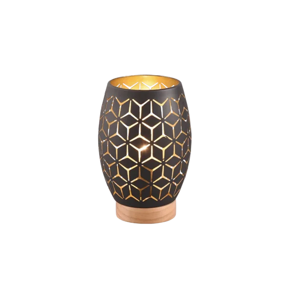 De REALITY Tafellamp BIDAR is een cilindervormige zwarte lamp met een geometrisch uitgesneden patroon, met een warme gouden binnenkant die gloeit wanneer hij brandt, en staat op een stijlvolle houten voet.