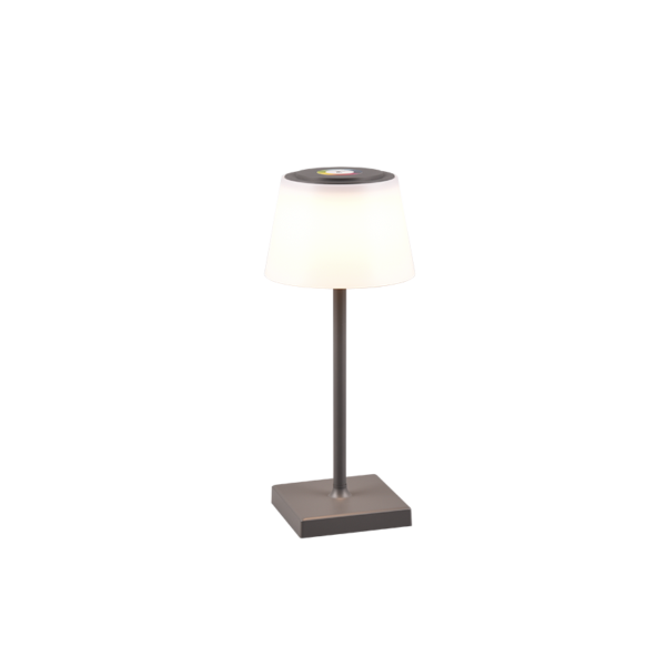 De Reality Tafellamp Sanchez is een moderne tafellamp met een slanke metalen voet, een slanke verticale steel en een witte, licht taps toelopende kap. Als de lamp aanstaat, straalt hij een zacht, sfeervol licht uit.