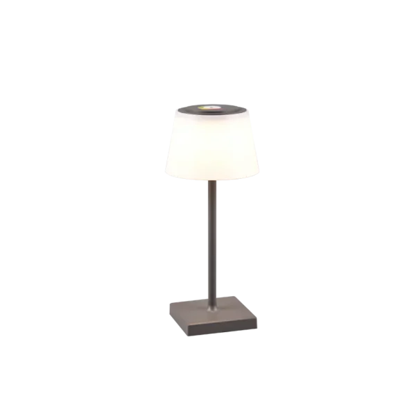 De Reality Tafellamp Sanchez is een moderne tafellamp met een slanke metalen voet, een slanke verticale steel en een witte, licht taps toelopende kap. Als de lamp aanstaat, straalt hij een zacht, sfeervol licht uit.