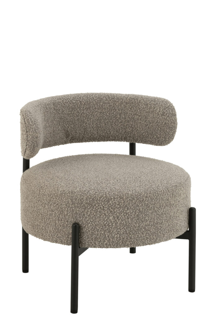 De Lounge Chair Bouclé Grijs/Zwart Trendy heeft een ronde, beige zitting met structuur, een bijpassende gebogen rugleuning en vier zwarte metalen poten voor een minimalistische, eigentijdse look.