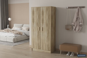 Een moderne slaapkamer met een bed, SALE - Opbergkast 'Space' 2 deuren en 4 legplanken Sonoma, bank, wandhaken met een tas en jas, en neutrale inrichting. Een lichte houten vloer en zachte verlichting zorgen voor extra gezelligheid.