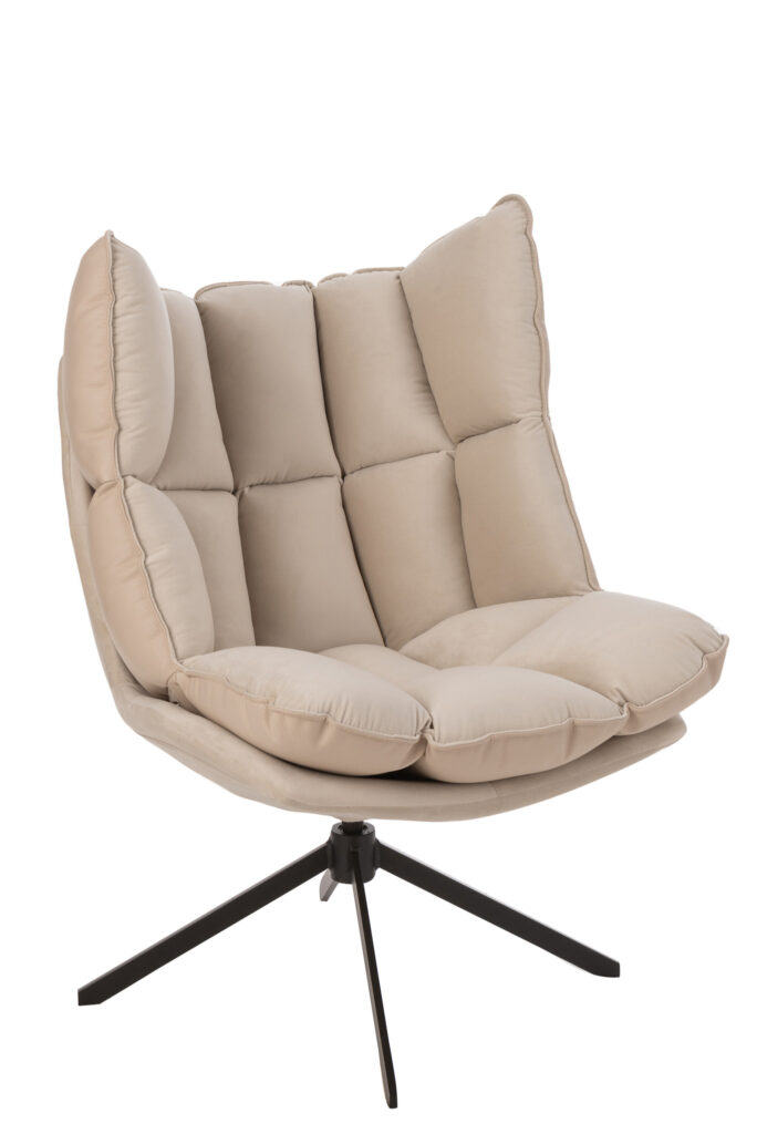 De Stoel Relax Kussen Beige Metaal is een moderne loungestoel met pluche beige kussens en een getufte rugleuning en zitting, ondersteund door een zwart metalen draaivoet met vier schuine poten.