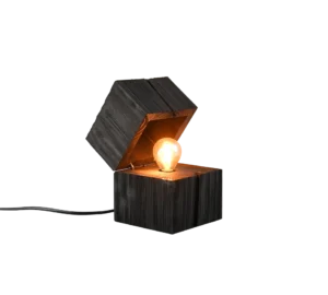 De TRIO Tafellamp TREASURE heeft een gloeiende gloeilamp in een open, donkere houten kistvormige lamp waarvan het deksel openstaat en een elektrisch snoer uitsteekt.