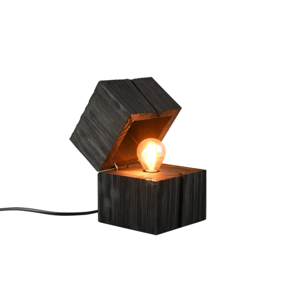 De TRIO Tafellamp TREASURE heeft een gloeiende gloeilamp in een open, donkere houten kistvormige lamp waarvan het deksel openstaat en een elektrisch snoer uitsteekt.