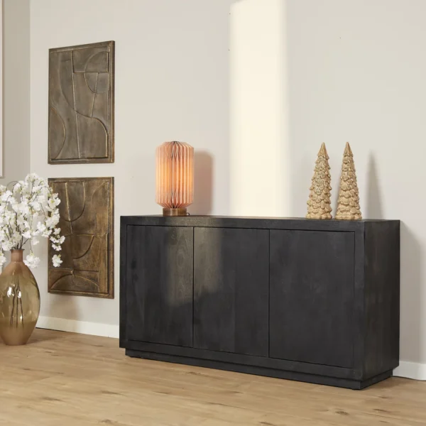 De REALITY Tafellamp JEFF is een moderne zwarte tafellamp met een cilindrische voet, slanke verticale steel, ronde platte lampenkap, minimalistisch design en een kleine knop op de voet.