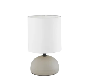De REALITY Tafellamp LUCI heeft een witte cilindrische lampenkap en een afgeronde, lichtbeige voet tegen een effen witte achtergrond.