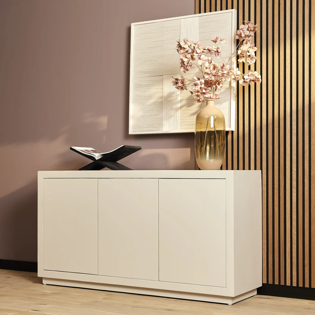 De REALITY Tafellamp QUEEN heeft een modern ontwerp met een ronde metalen voet, slanke verticale steel en een koepelvormige matglazen kap in wit.