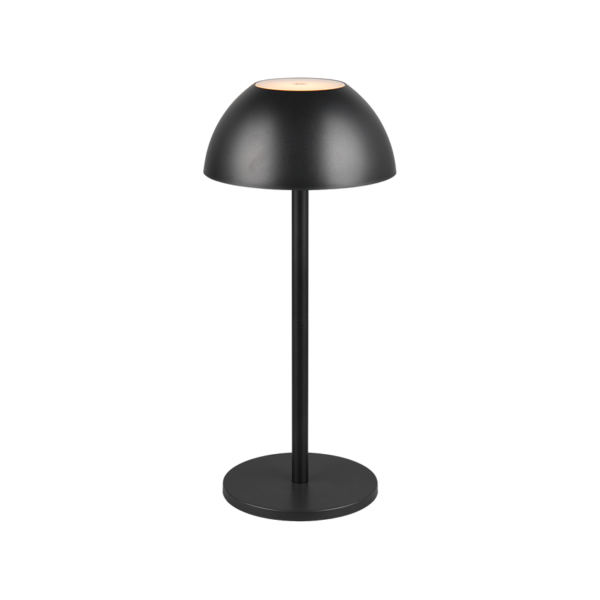 De REALITY Tafellamp RICARDO is een moderne zwarte tafellamp met een koepelvormige kap, slanke verticale steel en ronde platte voet tegen een effen witte achtergrond.