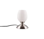 De REALITY Tafellamp CUP II is een kleine moderne tafellamp met een matwitte glazen kap en een geborstelde metalen voet, afgebeeld op een lichtgrijs oppervlak tegen een grijze achtergrond met een zichtbaar zwart netsnoer.